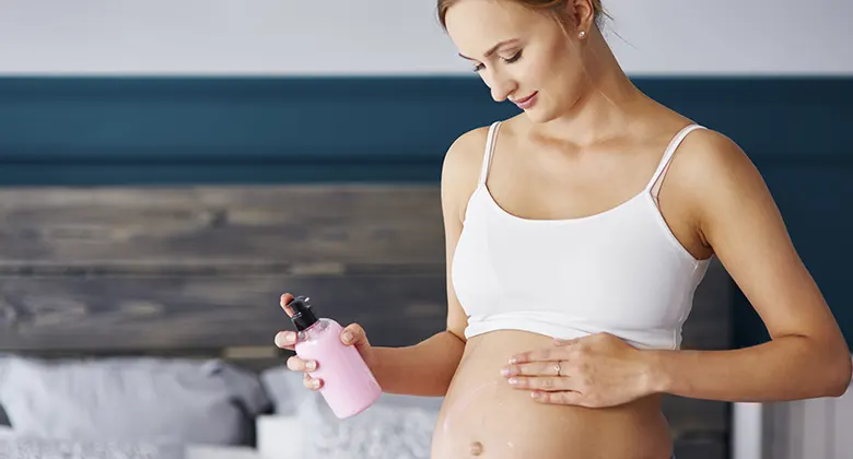 Mulher Passando Produtos Seguros na Barriga